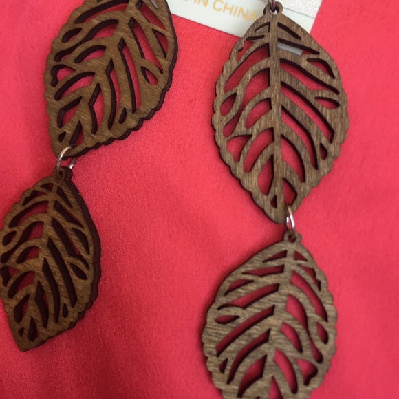 ⬇️ 2/$25 Listing - Boho Chic Filigree Dangle Wood Leaf Inspired Design Earrings - Picture 2 of 2